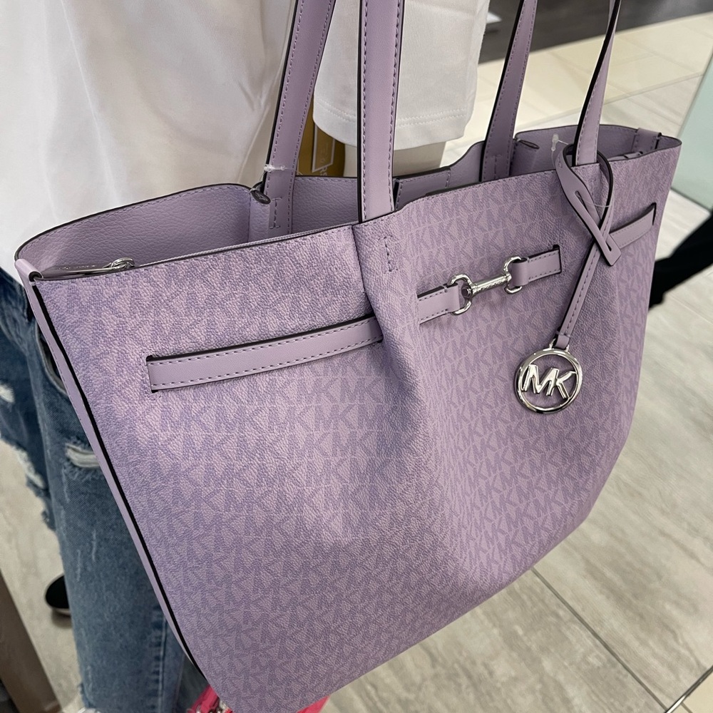 MICHAEL KORS Carson Large Signature Logo Shoulder Tote Bag
Light Quartz
NWT - Picture 16 of 16